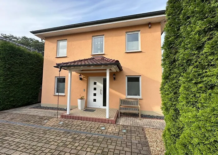 Stadtvilla In Leipzig 7 Personen 3 Schlafzimmer 2 Baeder Garten Und Terrasse Zentral Gelegen Messe Innenstadt Seen